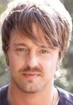 Джошуа Леонард