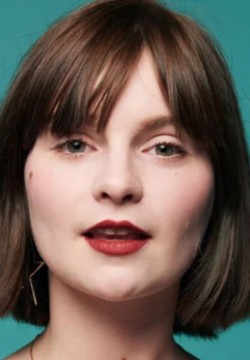 Лола Петтикрю