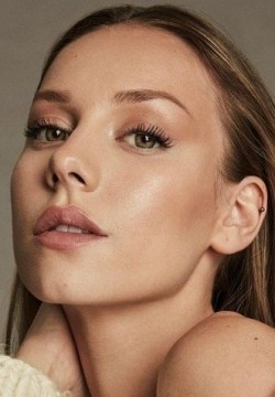 Эстер Экспозито