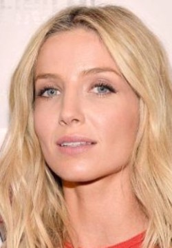 Аннабелль Уоллис