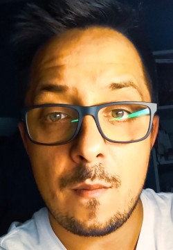 Антон Комраков