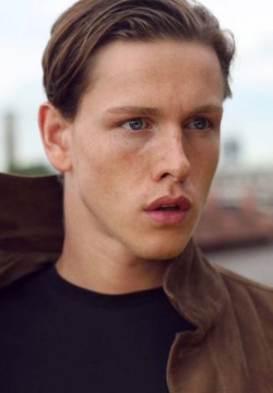 Харрис Дикинсон